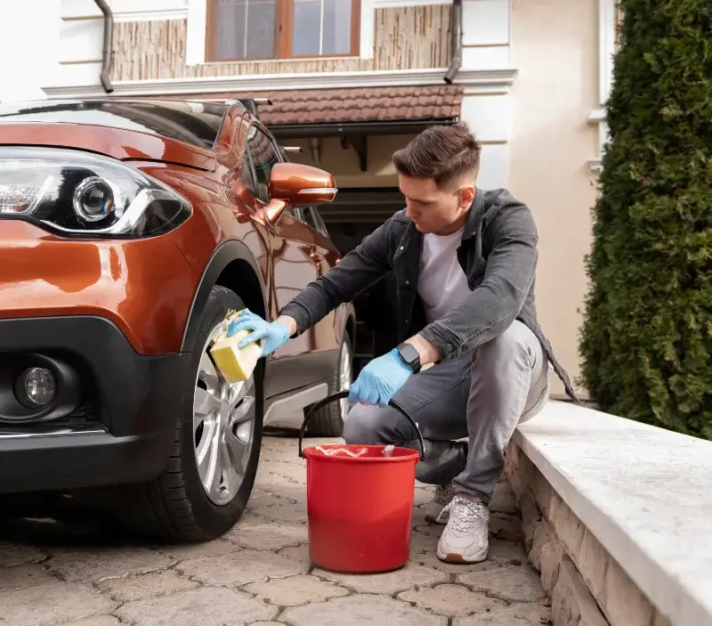 Lavage auto à domicile Saint-Pierre-de-Varengeville : professionnel intervenant sur un véhicule